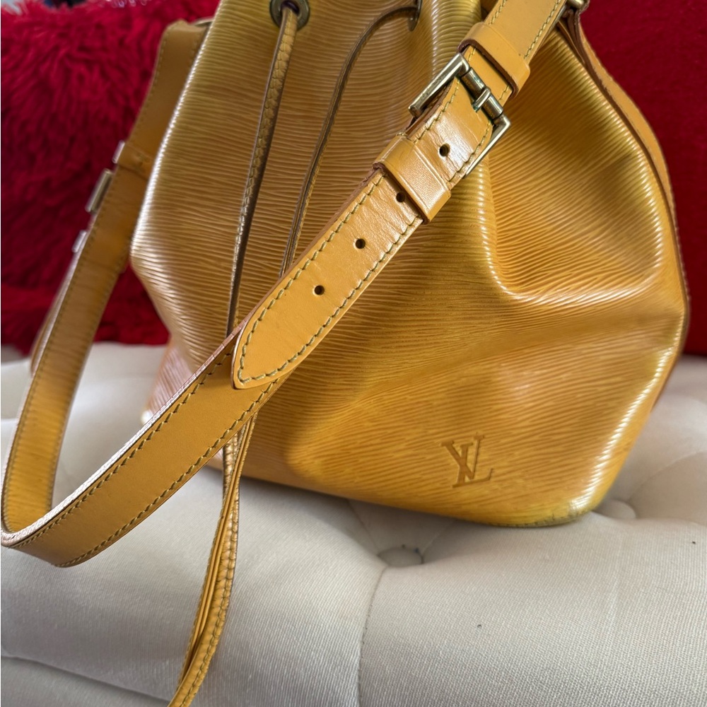 Louis Vuitton Epi Leather hobo Bag 100 percent Authentic